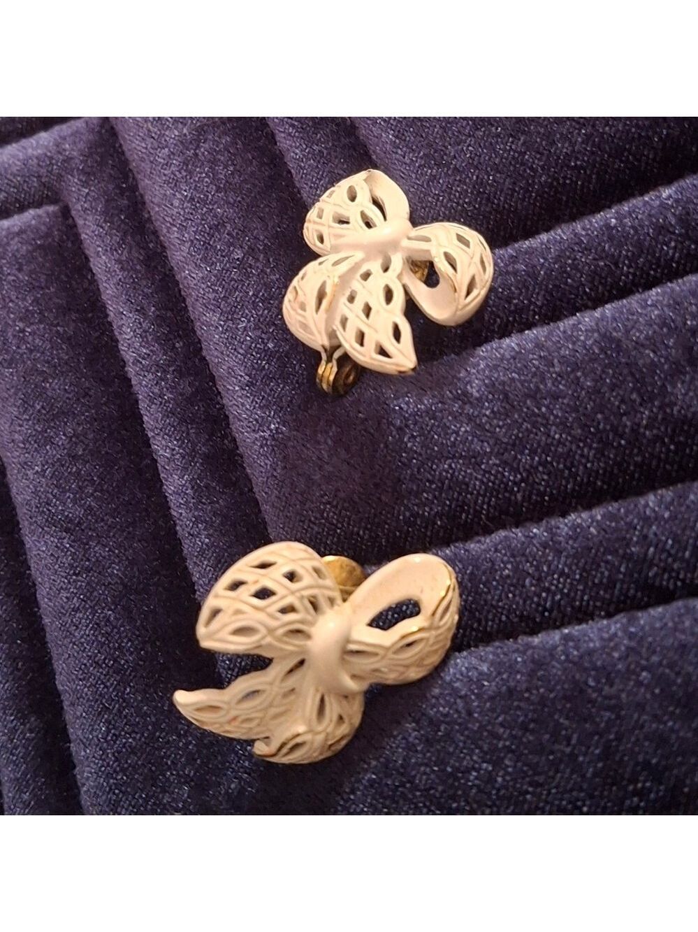 Monet Vintage White Enamel 3-D Bow Clip-On Earrings - Picture 2 of 8